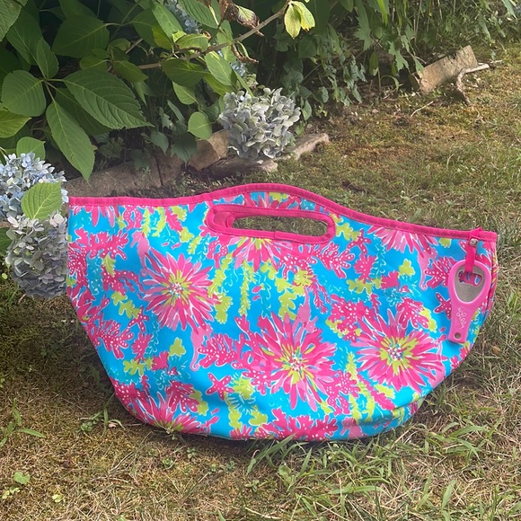 Lilly Pulitzer Handbags - ⭐️ Host Pick ⭐️ Lilly Pulitzer Insulated Cooler Bag with Bottle Opener